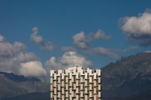 Centre historique de Grenoble avec vue sur les Alpes, ville reconnue pour ses artistes tatoueurs