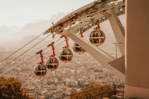 Vue aérienne de Grenoble et de ses salons de tatouage depuis le téléphérique