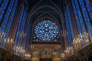 Vitraux gothiques de la cathédrale de Reims, ville reconnue pour ses artistes tatoueurs
