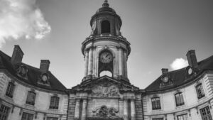 Architecture typique de Rennes en Bretagne, ville reconnue pour sa scène tatouage dynamique