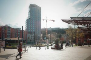 Place de ville animée à Saint-Étienne, ville reconnue pour ses artistes tatoueurs