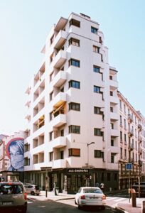 Rue et architecture moderne à Saint-Étienne, ville reconnue pour ses artistes tatoueurs