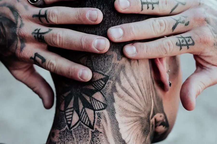 Résultat d'un tatouage floral noir et gris — style fine line