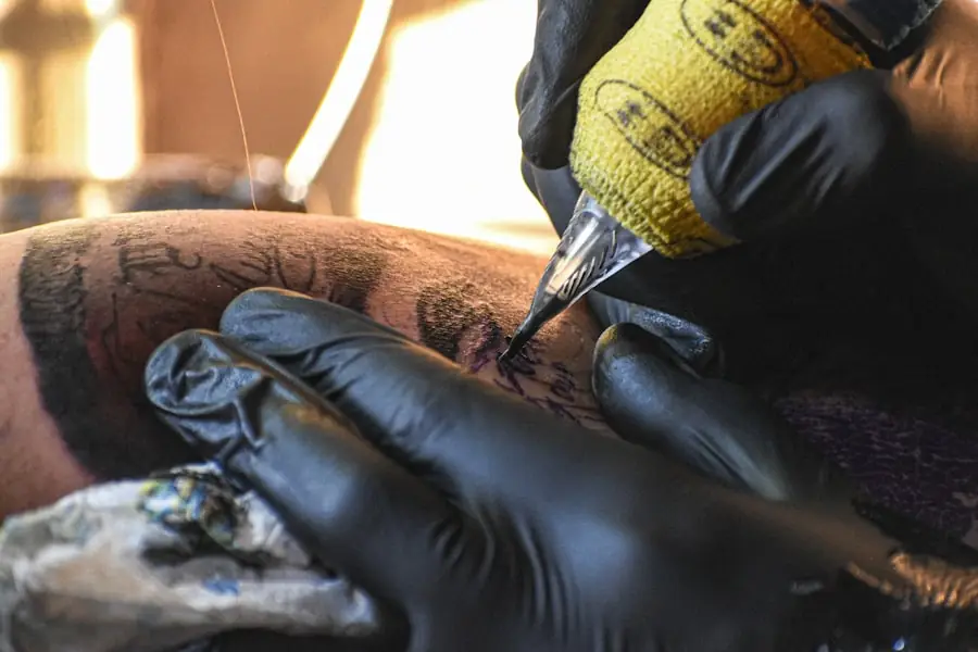 Homme se faisant tatouer — tarif tatouage France 2026