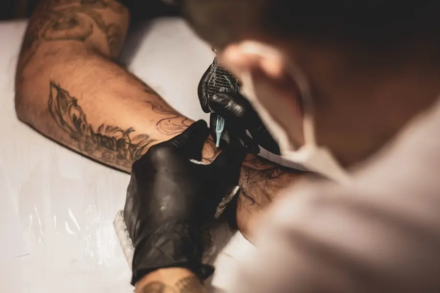 Séance de tatouage en studio — tatoueur concentré sur le motif