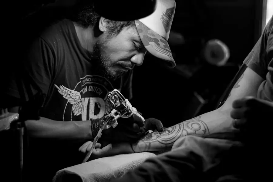 Tatoueur professionnel utilisant sa machine dans un studio haut de gamme